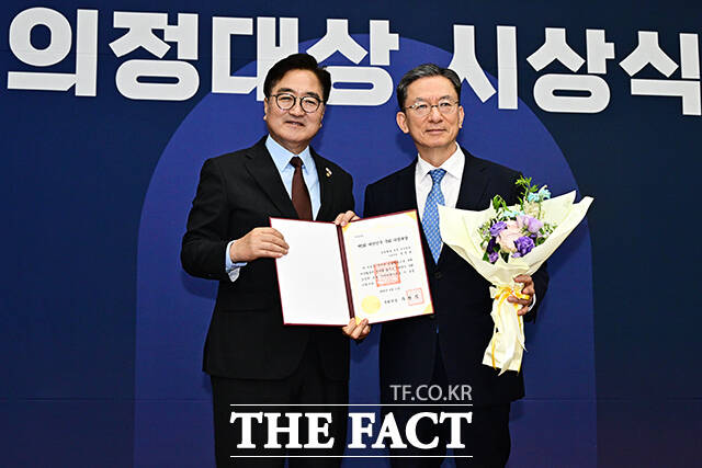 정성호 더불어민주당 의원이 입법활동 부문 우수상을 수상한 뒤 우원식 국회의장과 기념사진 촬영을 하고 있다.