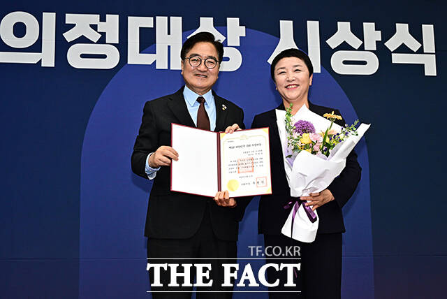전진숙 더불어민주당 의원이 입법활동 부문 우수상을 수상한 뒤 우원식 국회의장과 기념사진 촬영을 하고 있다.