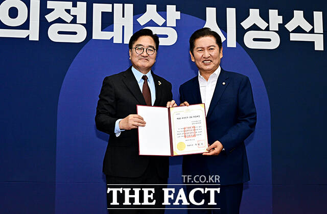 정청래 법사위원장이 우수위원회 부문 우수상을 수상한 뒤 우원식 국회의장과 기념사진 촬영을 하고 있다.