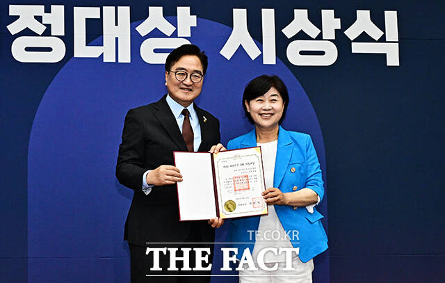 서영교 더불어민주당 의원이 정책연구 부문 우수연구단체(소상공인 민생 포럼)을 수상한 뒤 우원식 국회의장과 기념사진 촬영을 하고 있다.