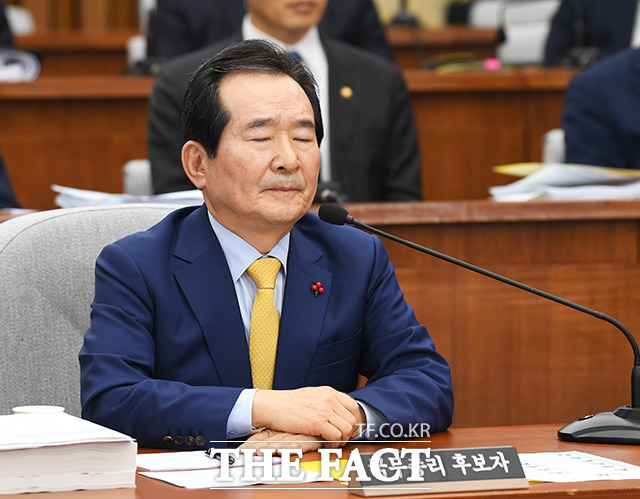 정세균 전 총리 지명 당시 자유한국당은 의원직 유지가 삼권분립을 훼손한다고 강하게 반발했다. 이에 대해 정 전 총리는 인사청문특위 서면답변에서 삼권분립은 기능의 분립을 의미하는 것이지 인적 분립을 의미하는 것이 아니다라며 국회법에 따라 의원의 국무총리 겸직이 허용돼 있다고 반박했다. /배정한 기자