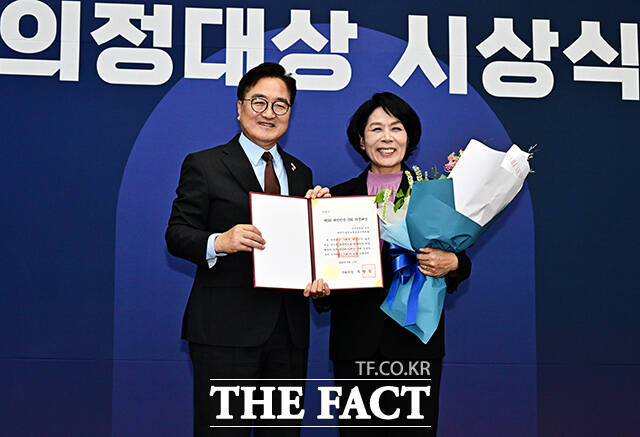 최민희 과방위원장이 우수위원회 부문을 수상한 뒤 우원식 국회의장과 기념사진 촬영을 하고 있다.