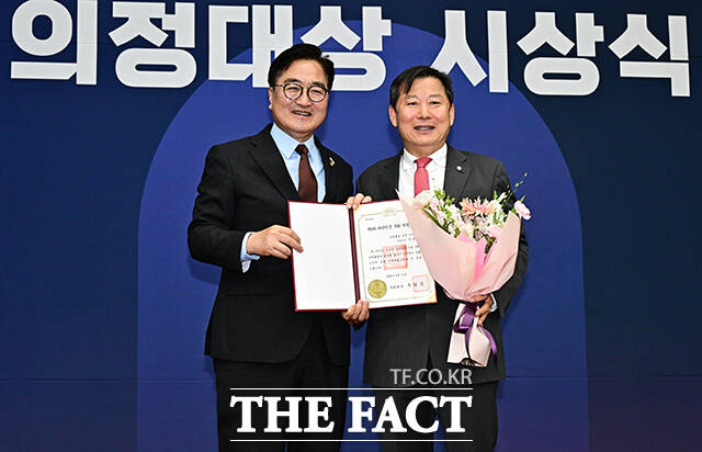 이철규 국민의힘 의원이 입법활동 부문 우수상을 수상한 뒤 우원식 국회의장과 기념사진 촬영을 하고 있다.
