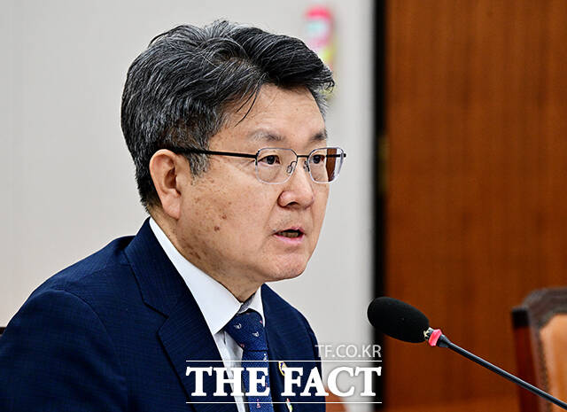 질의에 답변하는 오석환 교육부 차관.