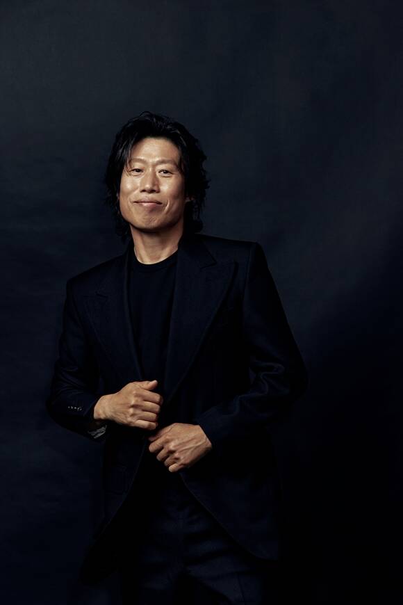 유해진은 소주전쟁을 보면 살아가는 데 있어서 어디에 가치를 둘 것인지 생각하게 만들 것이라고 많은 관람을 독려했다. /쇼박스
