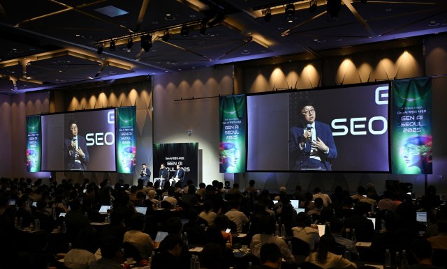 지난 10일 개최된 Gen AI SEOUL 2025 콘퍼런스에서 한국앤컴퍼니(주) 김성진 전무가 강연을 진행하고 있다. /한국앤컴퍼니