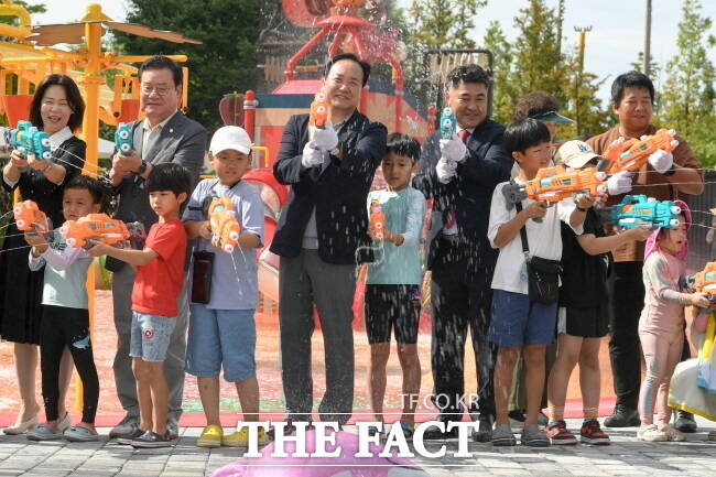 지난해 오산시가 진행한 물놀이장 개장 행사 모습./오산시