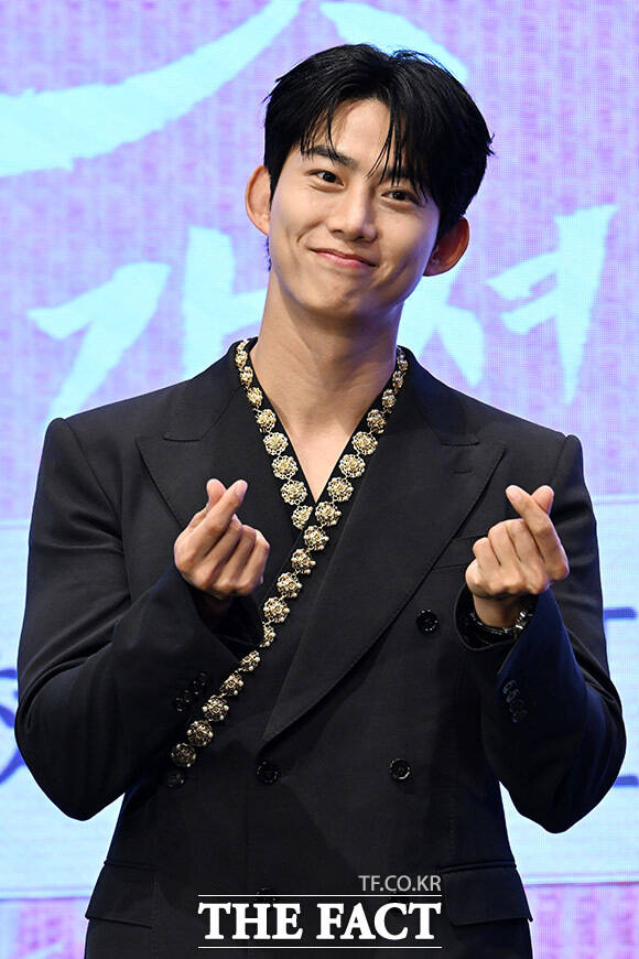 포즈 취하는 옥택연.