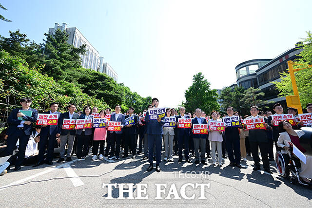 국민의힘은 이날 이재명 대통령의 공직선거법 위반 사건의 파기환송심을 사싱살 무기한 연기한 서울고등법원을 규탄하고 나섰다. 사진은 권성동 원내대표가 모두발언으로 총회를 여는 모습.