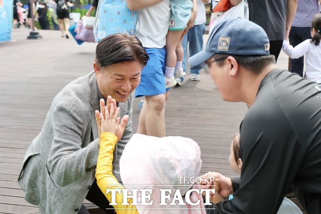 조용익 부천시장이 지난 7일 중앙공원 물놀이장 개장식에서 어린이들과 하이파이브를 하고 있다./부천시