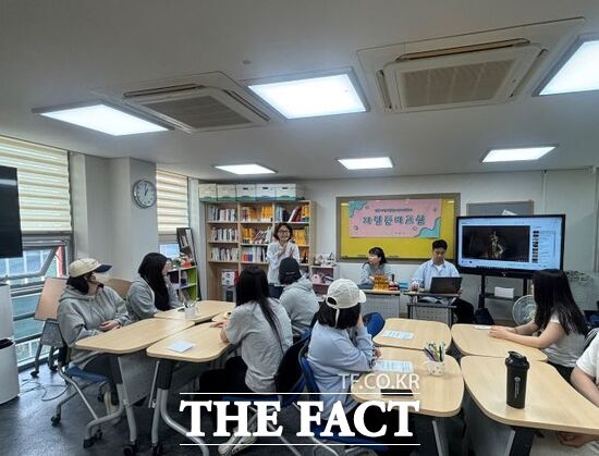 경기 양주시가 운영 중인 양주시학교밖청소년지원센터에서 학교 밖 청소년들이 자립교실 수업을 듣고 있다. /양주시