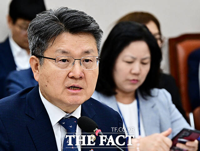 질의에 답변하는 오석환 교육부 차관.