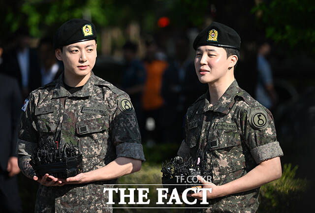 군 복무를 마친 그룹 방탄소년단(BTS) 지민과 정국이 11일 오전 경기 연천군 연천공설운동장에서 전역 소감을 밝히고 있다. /연천=박헌우 기자