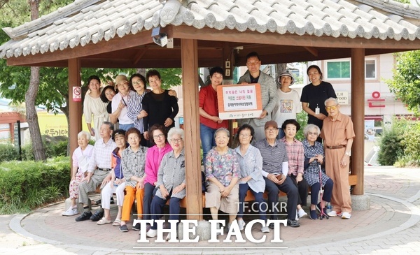 대전 대덕구 중리동지역사회보장협의체가 11일 사진 촬영 프로그램 추억 담은 나의 얼굴 사업을 펼쳤다. /대덕구