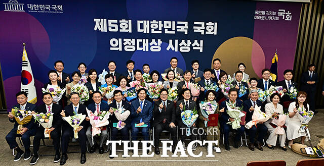 우원식 국회의장과 수상자들이 제5회 대한민국 국회 의정대상 시상식에 참석해 기념사진 촬영을 하고 있다.
