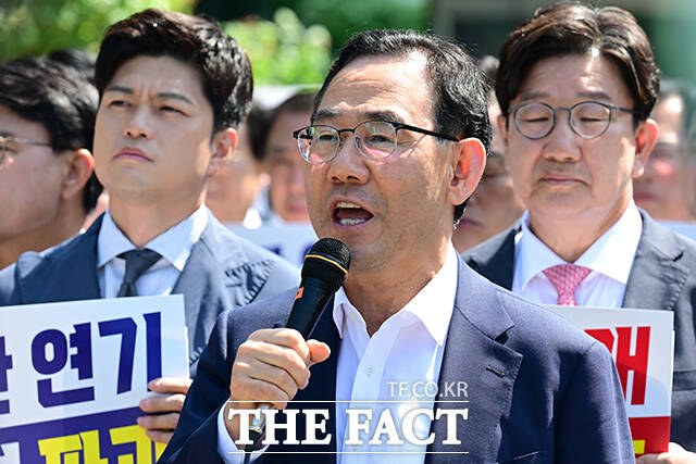 국민의힘은 이날 이재명 대통령의 공직선거법 위반 사건의 파기환송심을 사싱살 무기한 연기한 서울고등법원을 규탄하고 나섰다. 사진은 권성동 원내대표가 모두발언으로 총회를 여는 모습.
