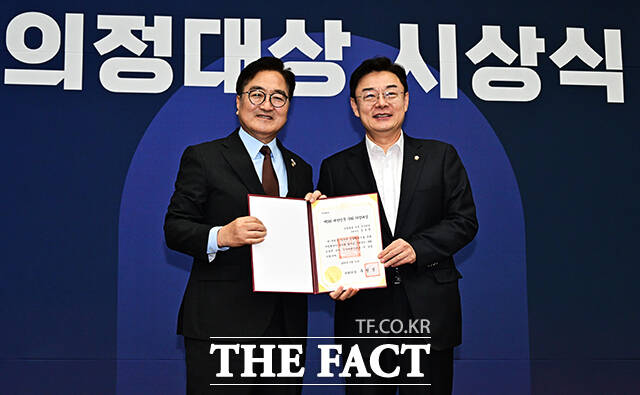 김성원 국민의힘 의원이 입법활동 부문 우수상을 수상한 뒤 우원식 국회의장과 기념사진 촬영을 하고 있다.