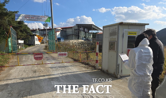 전남도가 동절기 고병원성 조류인플루엔자(AI) 예방을 위해 가금농장에 대한 방역 점검을 실시하고 있다./전남도