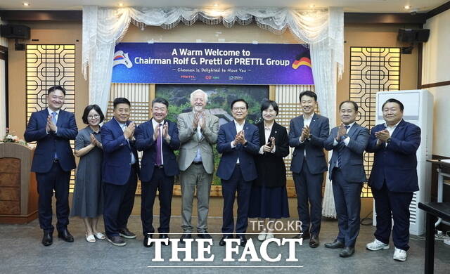 11일 김석필 천안시장 권한대행 부시장과 프레틀 그룹 롤프 귄터 프레틀 회장, 손일수 지앤티 대표 등이 기념 촬영을 하고 있다./천안시