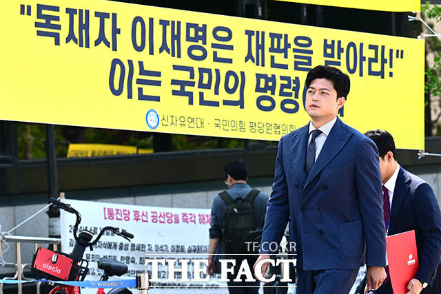 국민의힘은 이날 이재명 대통령의 공직선거법 위반 사건의 파기환송심을 사싱살 무기한 연기한 서울고등법원을 규탄하고 나섰다. 사진은 권성동 원내대표가 모두발언으로 총회를 여는 모습.
