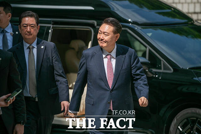 윤석열 전 대통령 측이 12·3 비상계엄 사태를 수사하고 있는 경찰의 2차 출석 요구에 불응한다는 의견서를 제출했다.사진은 윤 전 대통령이 지난 9일 오전 서울 서초구 서울중앙지방법원에서 내란 우두머리 혐의 사건 6차 공판에 출석하고 있는 모습. /사진공동취재단