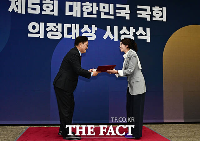 입법활동 부문 우수상을 수상하는 강선우 의원.