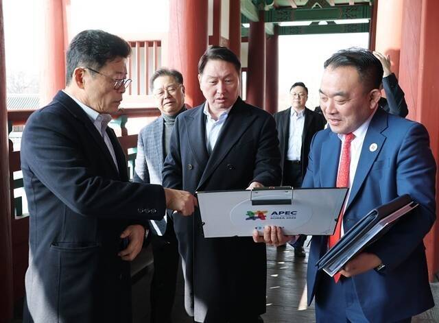 최태원 SK그룹 회장 겸 대한상의 회장(가운데)이 지난 3월 경북 경주를 방문해 APEC 경제인 행사 준비 상황을 점검하고 있다. /대한상의