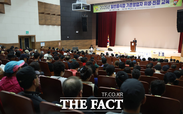 구례군이 일반음식점 엽업자를 대상으로 위생·친절 교육을 실시하고 있다./구례군