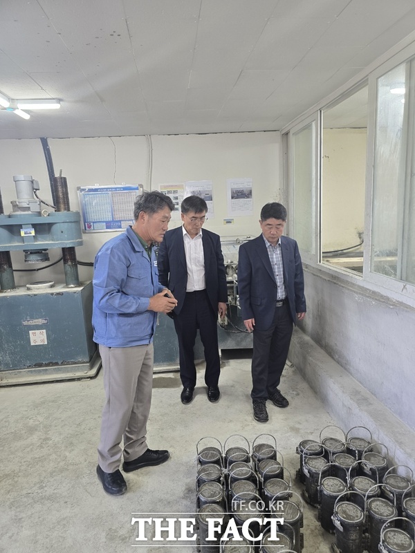 정학수 대전지방조달청장이 11일 레미콘 제조 기업인 충청남도 공주시 소재 우진산업을 방문해 레미콘 품질관리 및 수급상황을 점검하고 애로 및 건의사항을 청취했다. /대전지방조달청