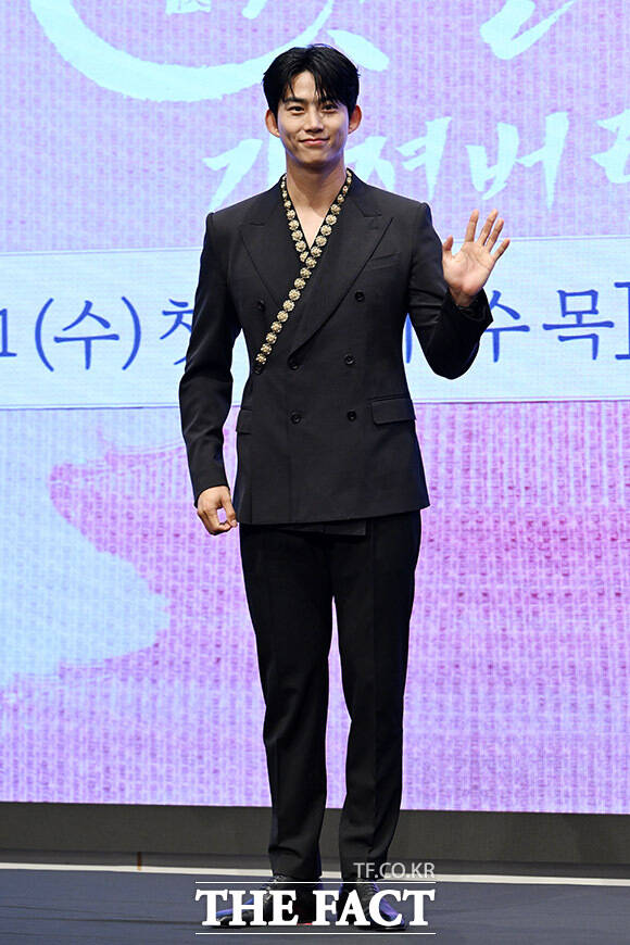 포즈 취하는 옥택연.