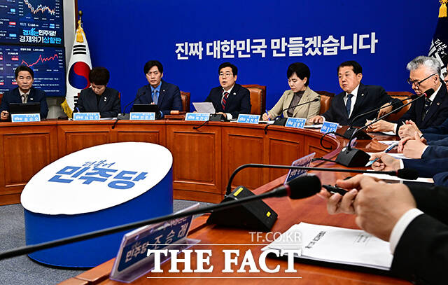 민주당이 야당의 포퓰리즘 반발에도 추가경정예산(추경) 문제는 신속 처리를 예고했다. 박찬대 당대표 직무대행 겸 원내대표는 이날 오전 최고위원회의에서 민생 추경으로 국민이 민생 현장에서 체감할 수 있는 정책을 마련하는 데 총력을 다하겠다며 국민의 먹고사는 문제 해결을 위해 국회는 국회가 해야 할 일을 다 할 것이라고 밝혔다. /배정한 기자