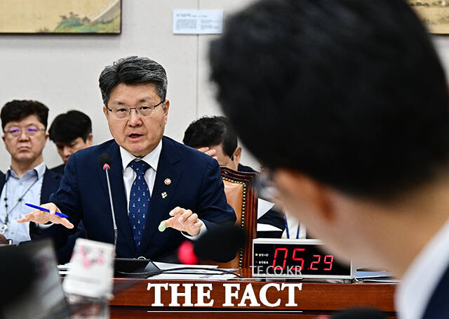 오석환 교육부 차관이 11일 오후 서울 여의도 국회에서 열린 교육위원회 전체회의에 참석해 질의에 답변을 하고 있다. /국회=배정한 기자