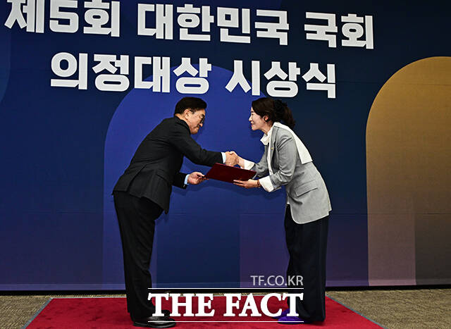 입법활동 부문 우수상을 수상하는 강선우 더불어민주당 의원(오른쪽).