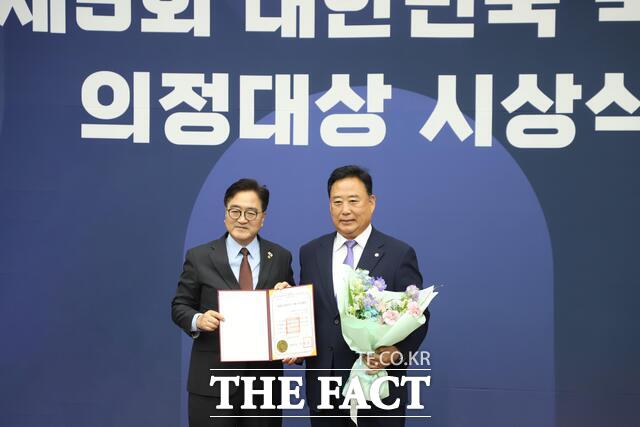 어기구 민주당 의원이 11일 국회에서 열린 제5회 대한민국 국회 의정대상 시상식에서 입법 활동 부문 대상을 수상하고 있다. /어기구 의원실