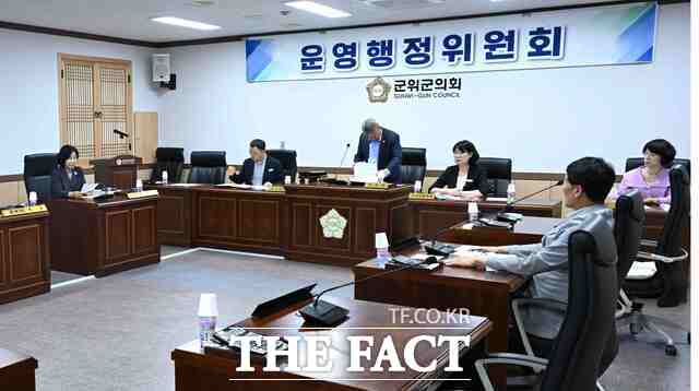 대구시 군위군의회가 개원 이래 첫 상임위원회가 10일 공식 출범해 본격적인 의정활동의 전문화와 체계화에 나섰다. /군위군의회