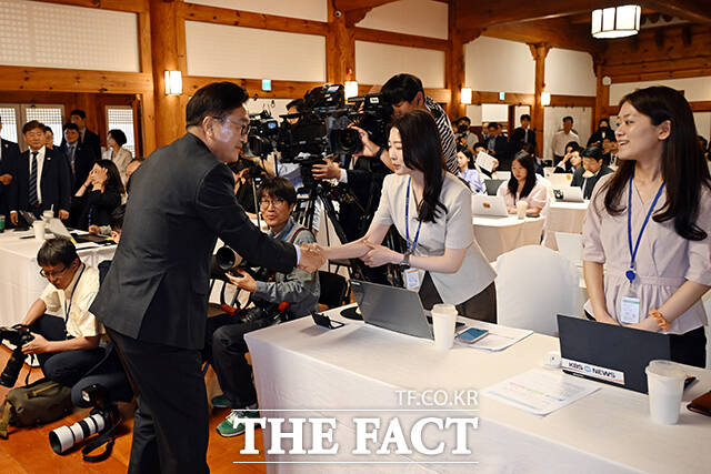 우원식 국회의장이 11일 오전 서울 여의도 국회 사랑재에서 열린 취임 1주년 기자간담회에 참석해 모두발언을 하고 있다. /국회=배정한 기자