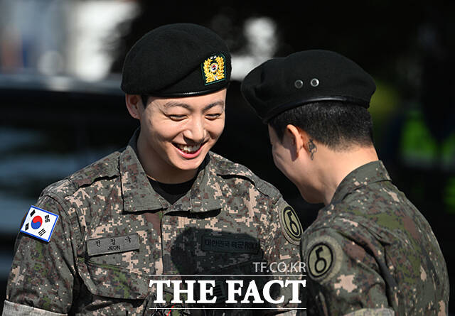군 복무를 마친 그룹 방탄소년단(BTS) 지민과 정국이 11일 오전 경기 연천군 연천공설운동장에서 전역 소감을 밝히고 있다. /연천=박헌우 기자