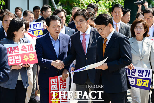 국민의힘은 이날 이재명 대통령의 공직선거법 위반 사건의 파기환송심을 사싱살 무기한 연기한 서울고등법원을 규탄하고 나섰다. 사진은 권성동 원내대표가 모두발언으로 총회를 여는 모습.