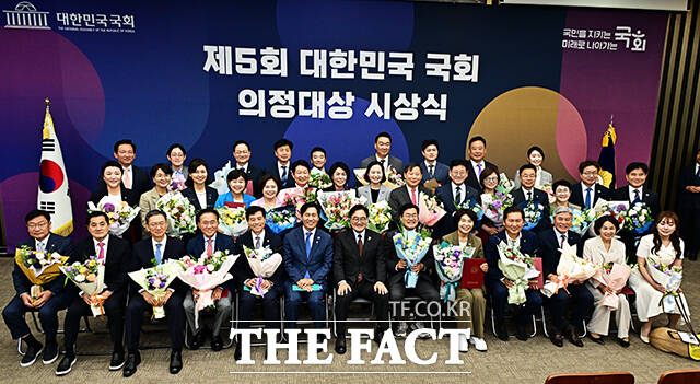 우원식 국회의장이 11일 오후 서울 여의도 국회에서 열린 제5회 대한민국 국회 의정대상 시상식에 참석해 수상자들과 함께 기념사진 촬영을 하고 있다. /국회=배정한 기자