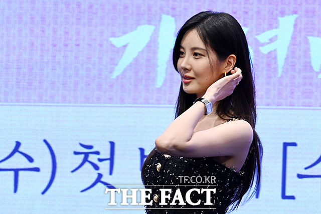 포즈 취하는 서현.