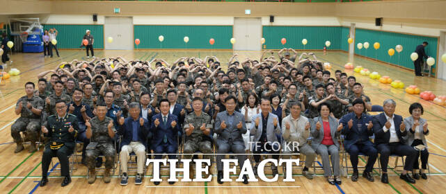 11일 충남 논산시가 연무실내체육관에서 ‘전역예정 장병 대상 논산바로알기’ 행사를 갖고 단체 기념촬영을 하고 있다. /논산시