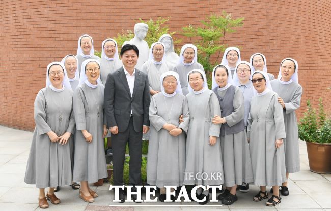 조용익 부천시장이 성가소비녀회를 방문해 수녀들과 담화를 나눴다. /부천시