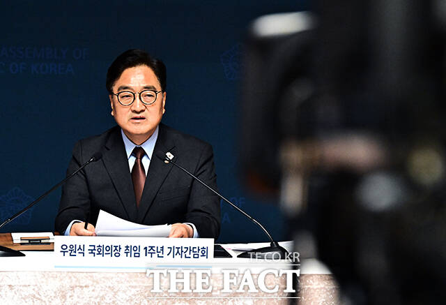 우원식 국회의장이 11일 오전 서울 여의도 국회 사랑재에서 열린 취임 1주년 기자간담회에 참석해 모두발언을 하고 있다. /국회=배정한 기자