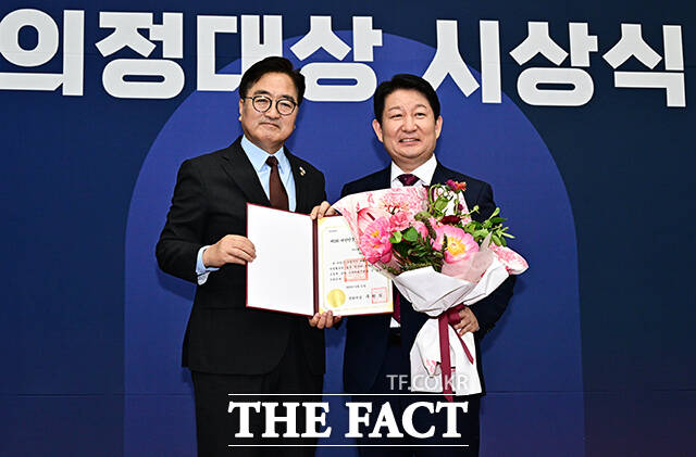 권영진 국민의힘 의원이 여야협치 부문 우수상을 수상한 뒤 우원식 국회의장과 기념사진 촬영을 하고 있다.
