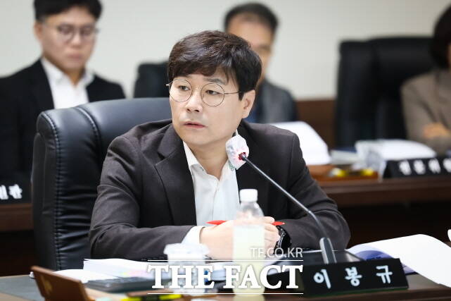 이봉규 청양군의회 의원(가선거구, 국민의힘)이 질의를 하고 있다. /청양군의회