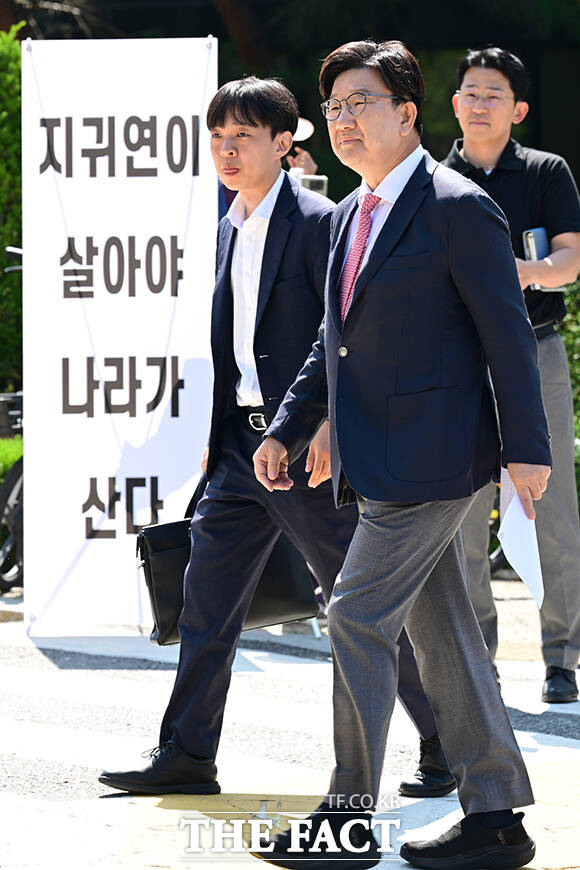 국민의힘은 이날 이재명 대통령의 공직선거법 위반 사건의 파기환송심을 사싱살 무기한 연기한 서울고등법원을 규탄하고 나섰다. 사진은 권성동 원내대표가 모두발언으로 총회를 여는 모습.
