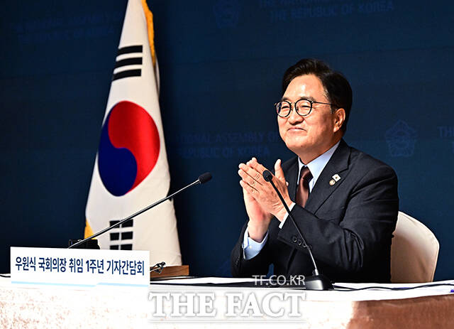 우원식 국회의장이 11일 오전 서울 여의도 국회 사랑재에서 열린 취임 1주년 기자간담회에 참석해 모두발언을 하고 있다. /국회=배정한 기자