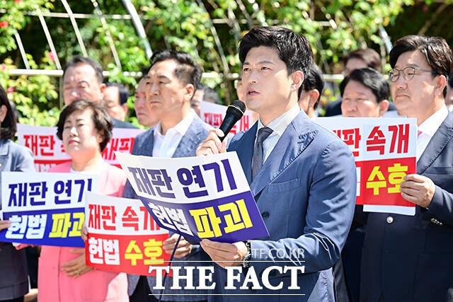 김용태 국민의힘 비상대책위원장이 11일 오전 서울 서초구 서울고등법원 앞에서 열린 현장 의원총회에서 발언하고 있다. /남윤호 기자