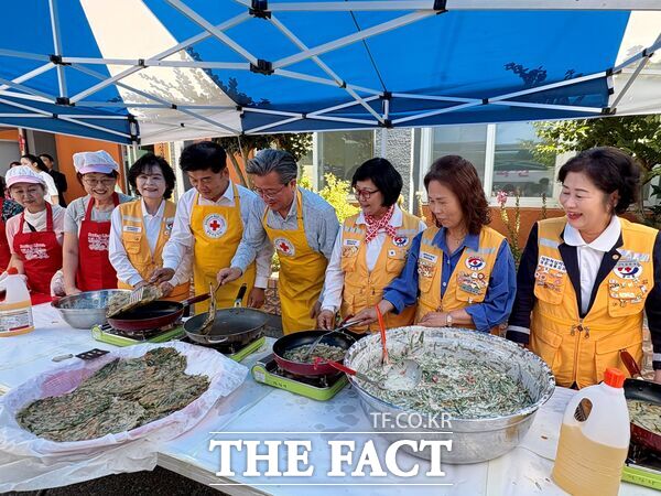 대한적십자봉사회 유성구협의회는 11일 대전 구암동 유성구협의회 사무실에서 봉사원 30여 명이 참여해 다문화가족 및 북한이주민과 함께하는 전통음식 만들기 체험행사를 개최했다./대한적십자사 대전세종지사