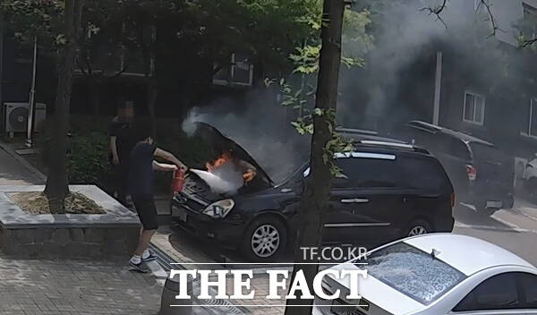 대전서부소방서 현장대응단 현장지휘1팀장 강동길 소방경이 10일 발생한 차량 화재를 소화기로 진압하고 있는 모습 /대전소방본부
